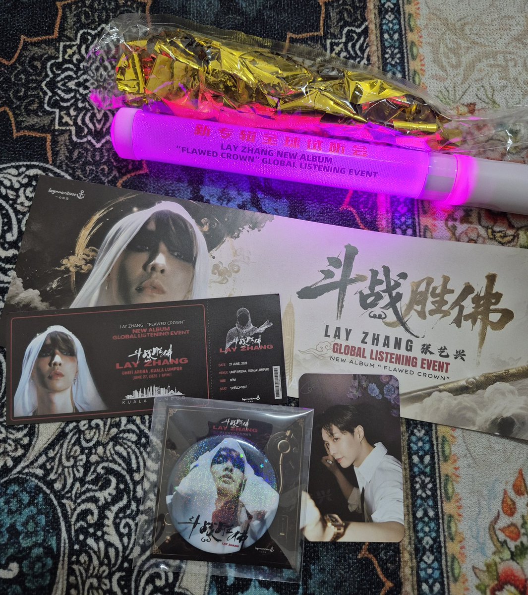 lightfati04's tweet photo. OMEGEEE guys i actually sit next to THE @laymaritime , YIXING FANBASE!!✨️ i always see yixing update from her👀 thank you for your hard work and nice to meet you!! Thank you for the freebies🫶🏻 #FlawedCrowninKL #LayinMY https://t.co/G1VGTedTzD