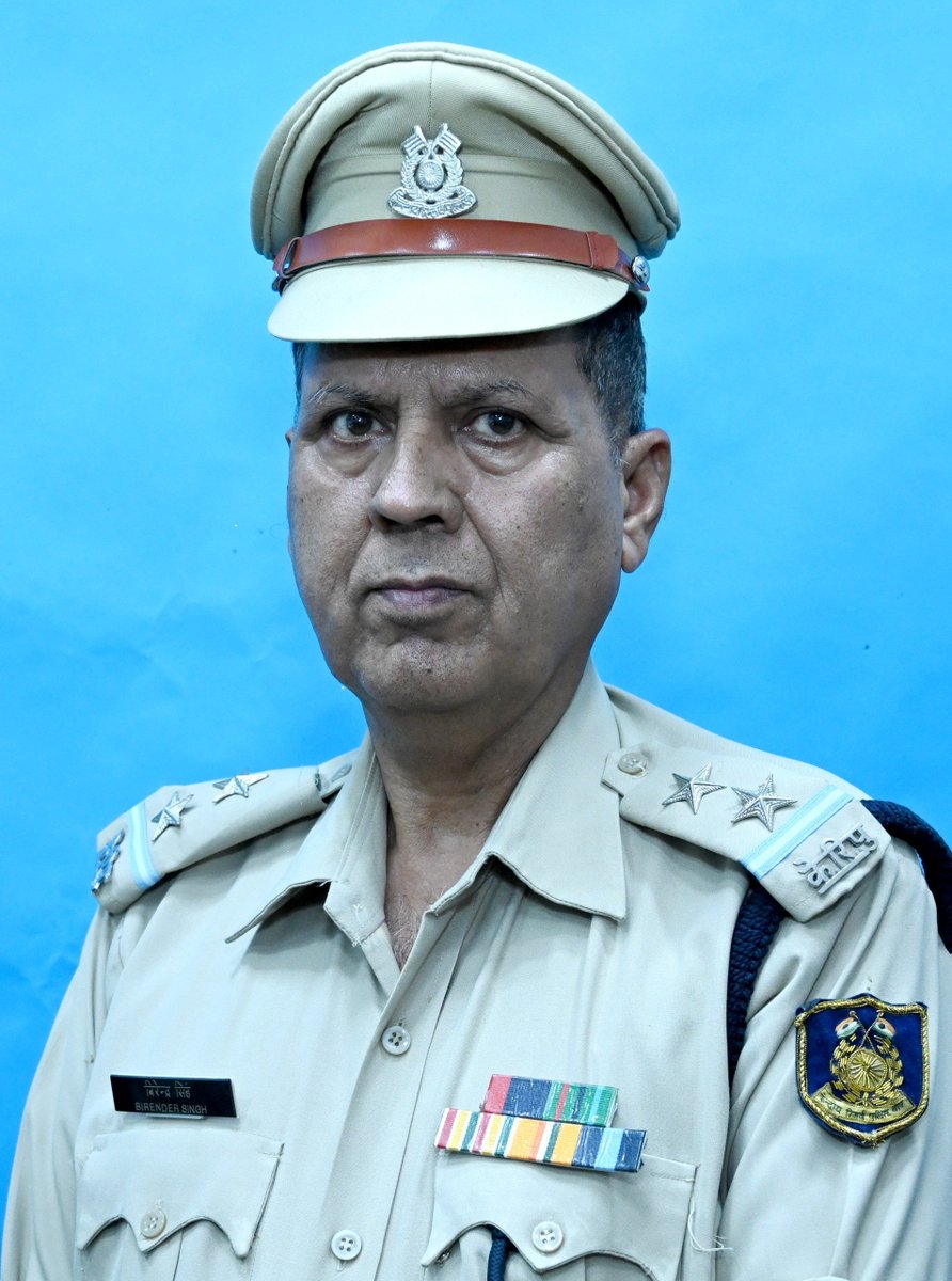crpfindia's tweet photo. Saluting 41 years of dedicated service.

​A grand farewell was given to SI/GD Birender Singh by DG, @crpfindia, Shri @gpsinghips & all ranks of Force HQ as he superannuates after almost 41 years of exemplary service.
​Having served across all operational theatres, his dedication earned him multiple cash rewards & commendations. CRPF wishes him a happy & healthy retired life.

#NationFirst
#Vandematram150 
#MissionNaxalMuktBharat2026
@crpf_j
@CentralZoneCrpf
@northeast_zone
@southzone_hyd