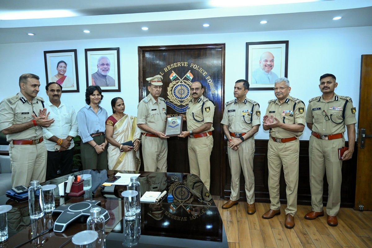 crpfindia's tweet photo. Saluting 41 years of dedicated service.

​A grand farewell was given to SI/GD Birender Singh by DG, @crpfindia, Shri @gpsinghips & all ranks of Force HQ as he superannuates after almost 41 years of exemplary service.
​Having served across all operational theatres, his dedication earned him multiple cash rewards & commendations. CRPF wishes him a happy & healthy retired life.

#NationFirst
#Vandematram150 
#MissionNaxalMuktBharat2026
@crpf_j
@CentralZoneCrpf
@northeast_zone
@southzone_hyd