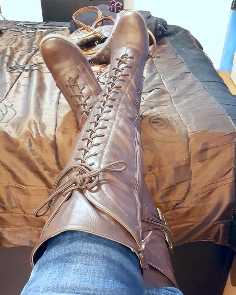 palmerdebra's tweet photo. #boots #boot #bootseason #iloveboots #bootlovers #bootlove #thesebootsaremadeforwalking #bootqueen #selfie #selfiequeen #fashionista #bootqueendebrasg https://t.co/A37HzmwLSk