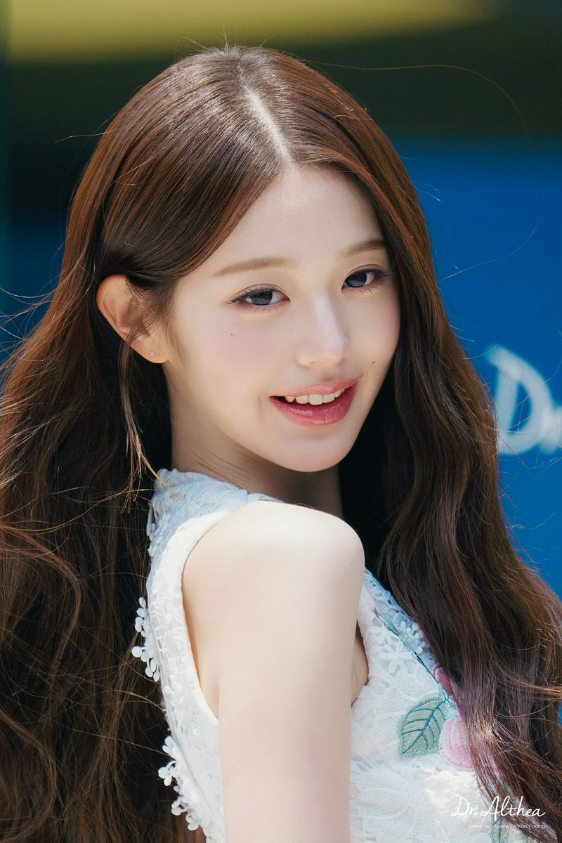 wys85696590's tweet photo. I slammed my phone straight into the wall and just stared at it for an hour… 
#wonyoung #장웡영 https://t.co/c51osC2hkV