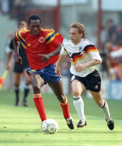 JuanCRdrums's tweet photo. Yo sé que no nos tocó vivir esa época, pero tampoco hay que opinar de fútbol habiendo visto solo los highlights. Ese partido fue una hazaña por muchas razones (toca abrir hilo): 

1. La Alemania del 90 no era la Alemania del 2026. Ese equipo fue campeón del Mundo (...) https://t.co/B3xJziBfIE