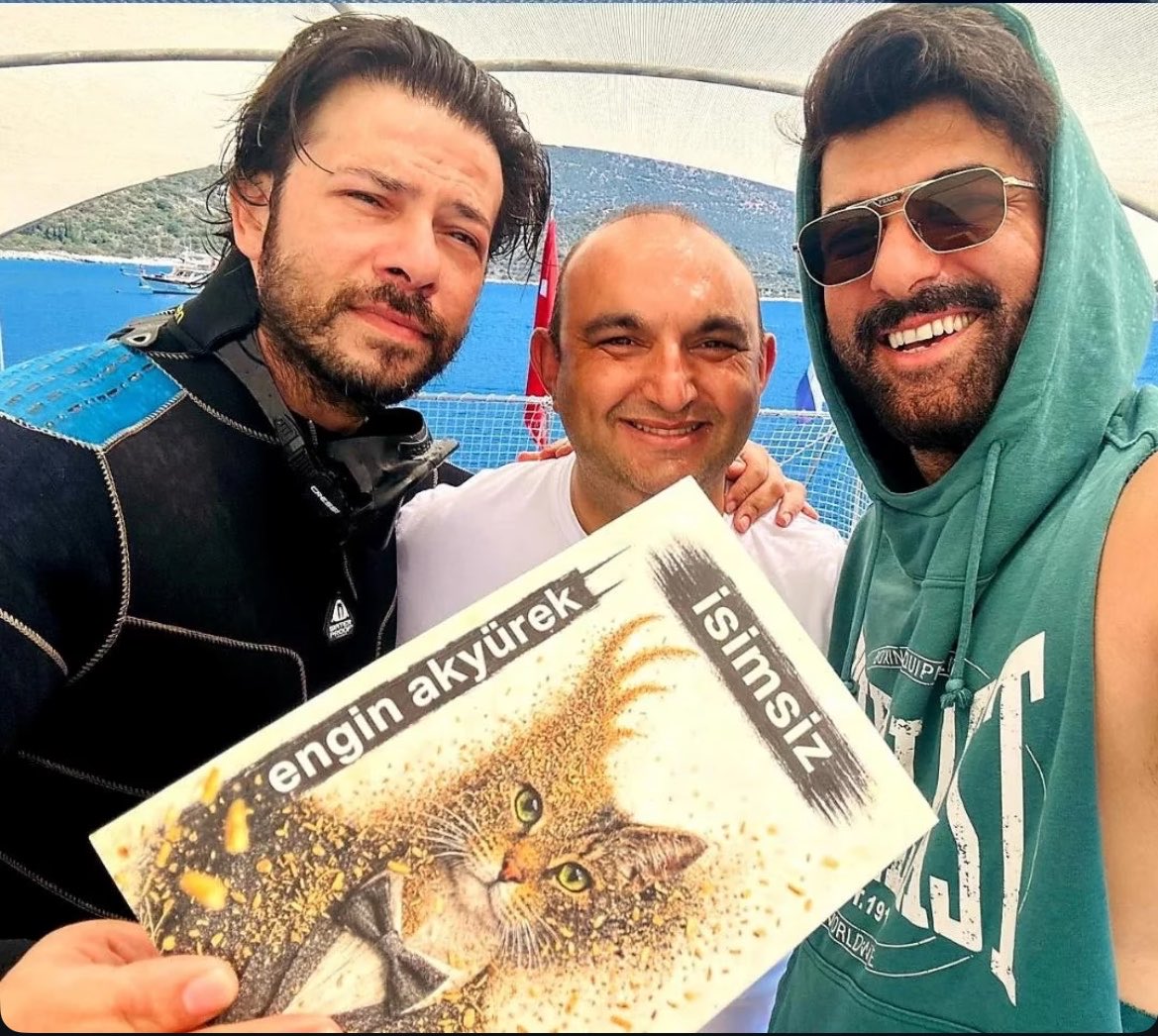 expelliamuss's tweet photo. Gittiği her yere kitabını da götüren yeşilli bir Engino bırakalım şuraya 💚😍

#EnginAkyürek https://t.co/FKxXprSIom