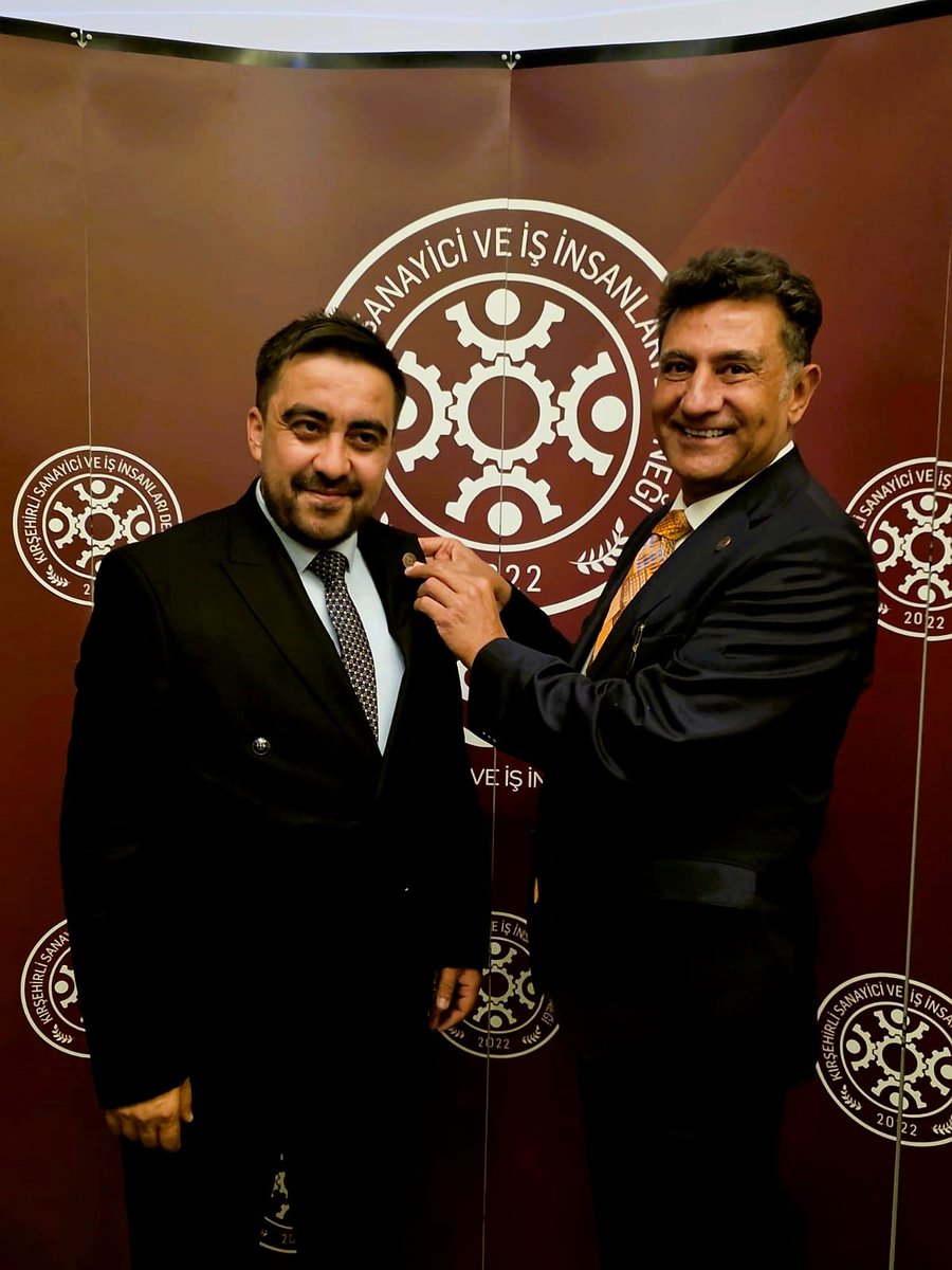 Kirsiad40's tweet photo. 🏅 Yeni üyelere rozet!
"Firma Tanıtım ve İkili Görüşmeler" toplantımızda, gücümüze güç katan yeni üyelerimizin rozet takdim törenini gururla gerçekleştirdik. 🤝
KIRSİAD Başkanı Levent Akçakoca, ailemize katılan iş insanlarımıza rozetlerini takdim ederek "Hoş geldiniz" dedi. https://t.co/kxeYQtK0xf