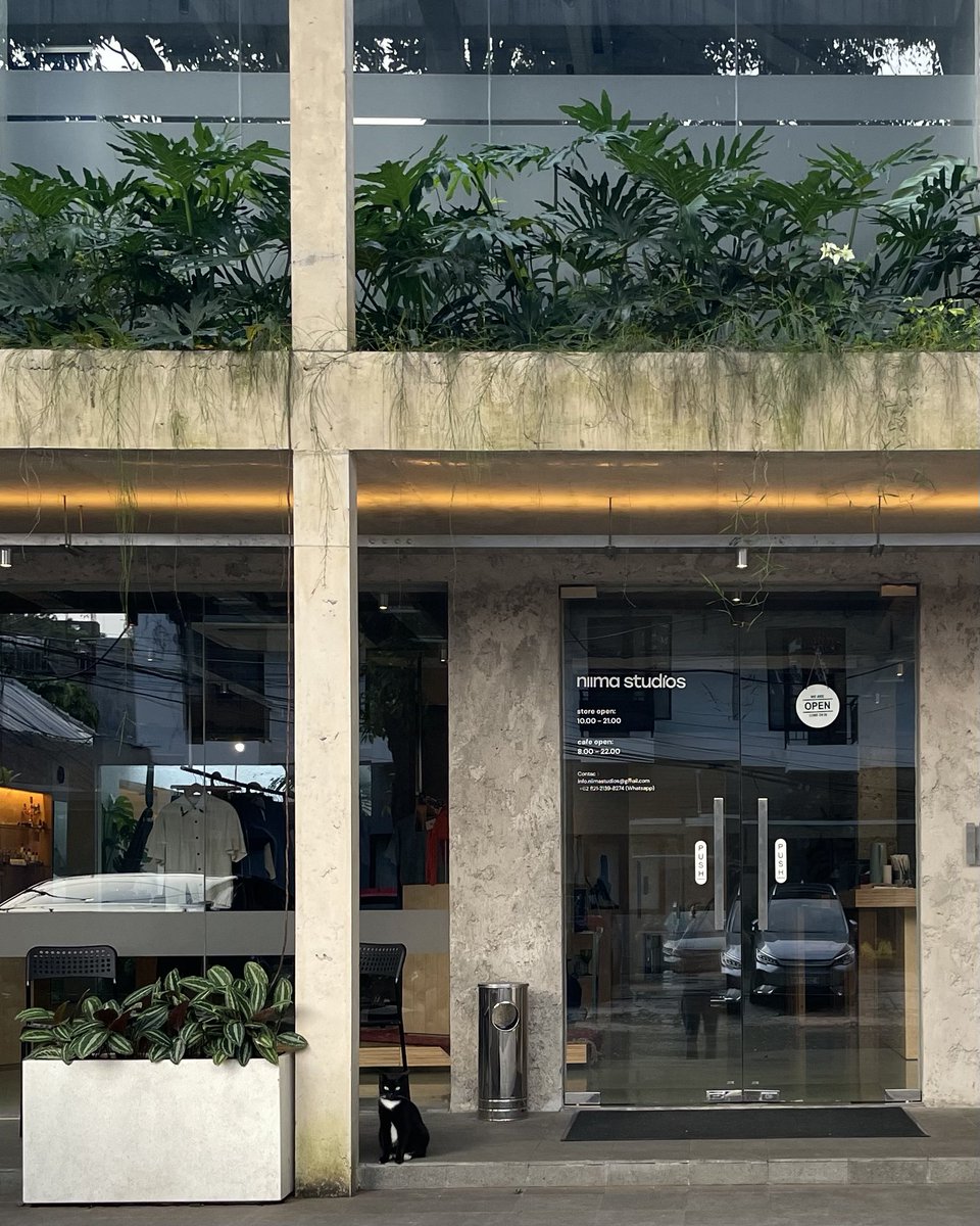 jiemoeee's tweet photo. gue nobatkan sebagai coffee shop terpewe buat WFC. kopi enak, suasana tenang, kursi mejanya nyaman banget, WiFi lancar. ada musholanya juga! betah dah kerja berjam-jam di sini.

📍niima studios https://t.co/NcCgDeHsDU