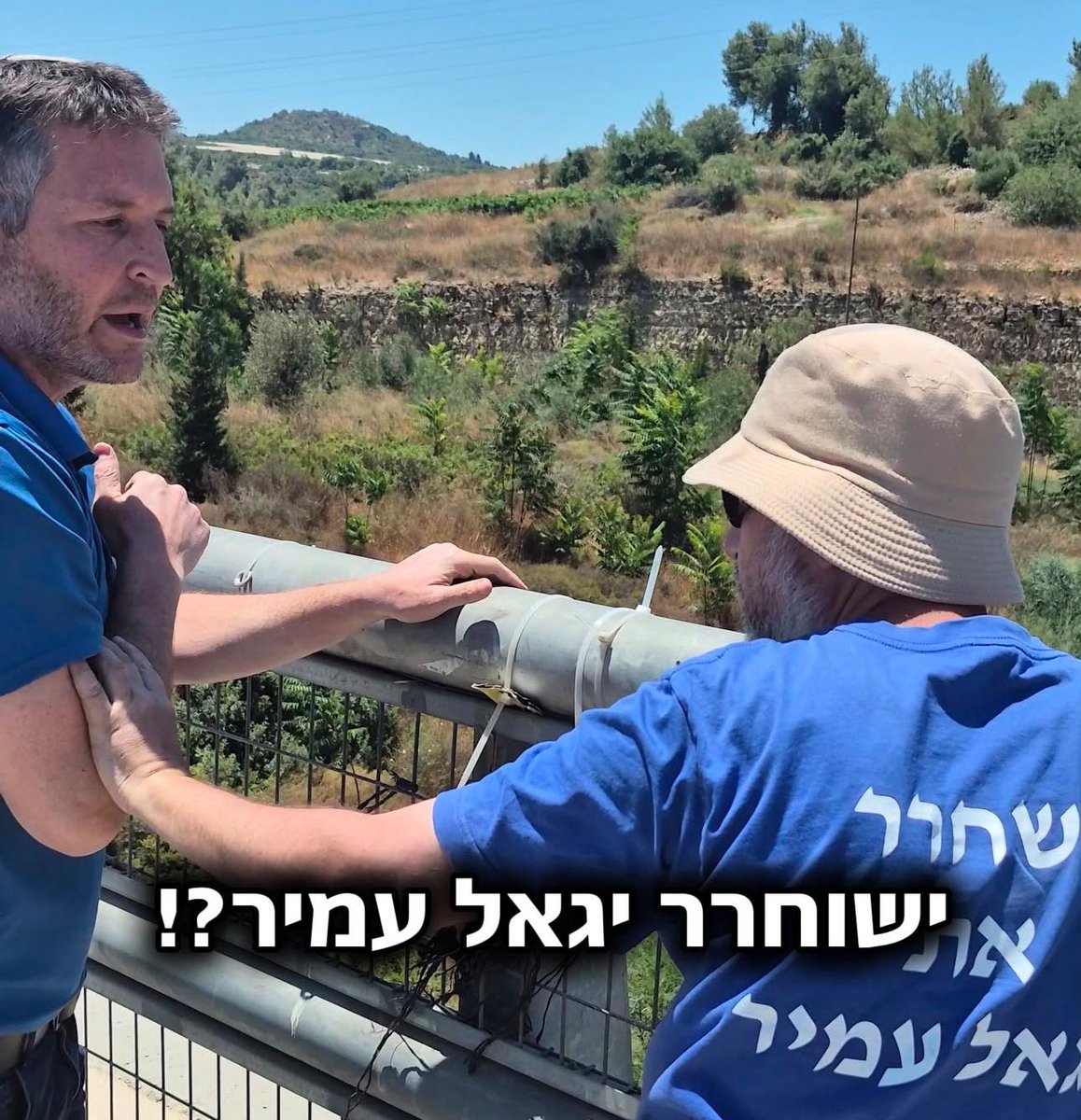 ShanyGranot's tweet photo. יש קשר ישיר בין חכ שקורא לירות ללזימי ברגליים לבין שלטים לשחרור יגאל עמיר על הגשרים.

התשובה הכי טובה לפנאטיים והמטורפים שמנסים להשתלט על כל מרחב היא לחזק את כוחות הנגד.

יאיא פינק ונעמה לזימי הם התקווה והאור - והם יגברו פה על החושך.

תתפקדו, תצביעו להם, אנחנו צריכים אותם בממשלה. https://t.co/3XpaKFFezw