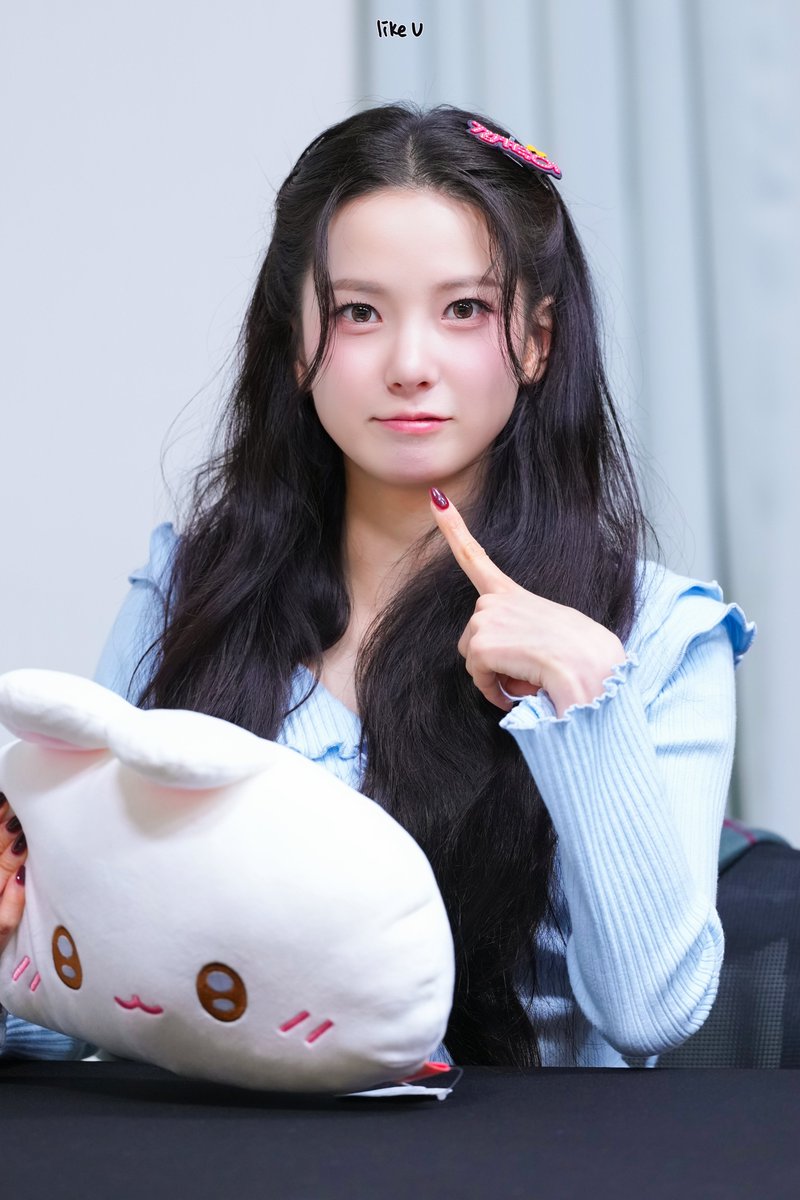 like_u_tokki's tweet photo. 260528 뮤아홀 KILLA 팬싸인회

🙂😗👆💕💕

#Kep1er #최유진 #ユジン
#케플러 #유진 #YUJIN https://t.co/LQKM67JjNw