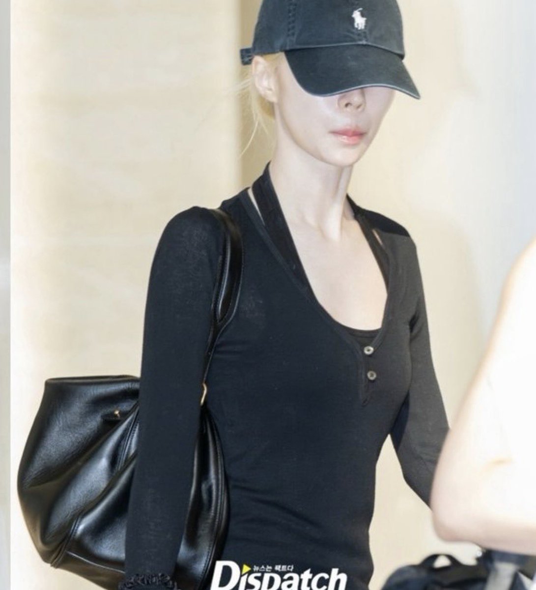 minislawyer's tweet photo. after dispatch deleted aespa winter ugly pic bc of her fans, today she was seen hiding her face at the airport https://t.co/C1nKBoAcZL