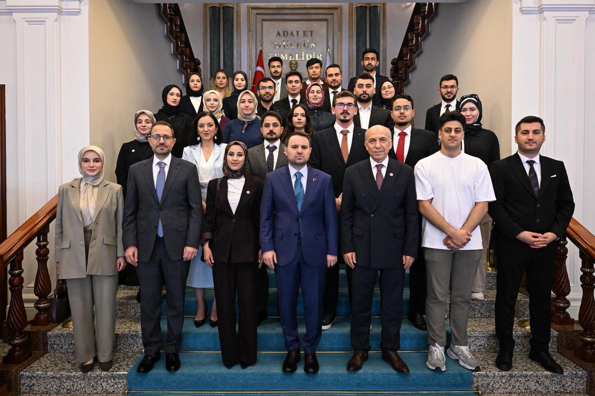 ilteryesiltas's tweet photo. AVUKATLARA ÖNERİLER…

Adalet Bakanı Akın Gürlek, ziyaretine gelen stajyer avukatlara önerilerde bulunarak, 

“Stajların çok verimli geçmesi lazım. Stajda mesleğe ne koydunuz koydunuz. Yüksek lisans mutlaka yapın. Dil öğrenmek artık bir ayrıcalık değil, hatta ikinci dil öğrenin. Branşlaşma önemli, bir alanda kendinizi ispatlamanız lazım. Çünkü bunlar ileride işinize yarayacak.” dedi.