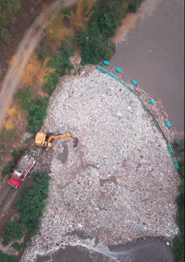 TheOceanCleanup's tweet photo. June progress update:

🔹The rainy season started in Guatemala, and Interceptor 006 caught a trash tsunami that would have otherwise flowed into the Gulf of Honduras and Caribbean Sea. 
 
🔹In the Philippines, our first deployment is underway in the Meycauayan River. In the meantime, we signed an MoA with the Department of Environment and Natural Resources and are working together to identify key locations for maximum impact across the Pasig River System.
 
🔹In Panama, together with our local partner Marea Verde, we deployed Interceptor 025 in the Río Matías Hernández to stop even more trash from reaching Panama Bay. This marks our third out of seven deployments planned for Panama City as part of the Siete Cuencas project.
 
Stay tuned for more.