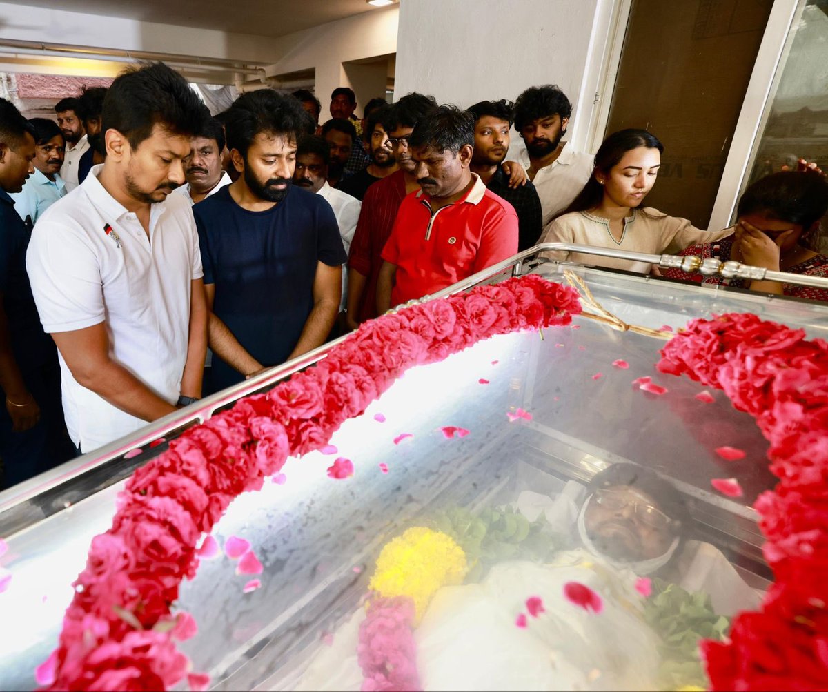 imKBRshanthnu's tweet photo. அப்பாவை இழந்த பின் செய்வதறியாது
திகைத்து நிற்கும் நான், முறையாக ஒவ்வொருவருக்கும் நன்றி சொல்ல வார்த்தைகள் தேடி எழுதுகிறேனே தவிர, மனதின் அடிதளத்தில் எனக்கு ஆறுதல் சொன்ன அனைத்து உயர்ந்த உள்ளங்களுக்கும் ஆத்மார்த்தமாய் நன்றி சொல்லிக் கொண்டுதான் இருக்கிறேன். குறிப்பாக தி மு க தலைவர் திரு ஸ்டாலின் ஐயா @mkstalin மீது எங்கள் குடும்பத்திற்கு உள்ள மரியாதை உள்ளத்தின் உட்பகுதியிலும் உயர்வாய் உள்ளது.
அப்பாவுக்கு (50-வது ) நடந்த தங்க விழா ஆண்டில் தன்னுடைய தங்க மனதோடு வாழ்த்தியவர் முன்னாள் முதல்வரும் என்னாளும் எங்கள் அன்புக்கும் மரியாதைக்கும்  பாத்திரமான திருமிகு ஸ்டாலின் ஐயா அவர்கள். 
அப்பாவின் மறைவிற்காக என் குடும்பத்திற்கு ஆறுதல் சொல்ல வந்த சகோதரர் @Udhaystalin அவர்களுக்கும் , அவர்களுடன் உடன் வந்து
ஆறுதல் உரைத்த முக்கிய அமைச்சர்கள் மற்றும் அனைவருக்கும எங்கள் உளங்கனிந்த நன்றியினை உரித்தாக்கிக் கொள்கிறேன் 🙏🏻
@arivalayam @DMKITwing
