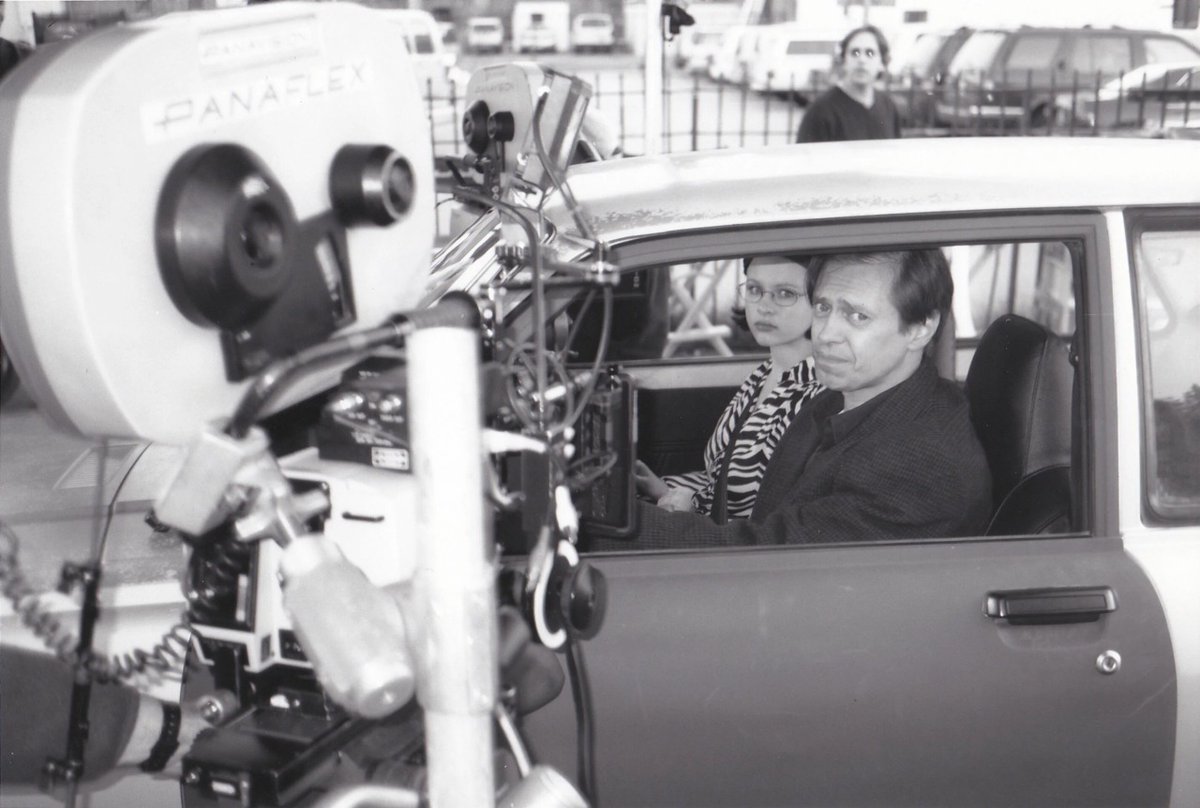 FilmsQuirky's tweet photo. #BehindTheScenes
#GhostWorld (2001)
Two eccentric best friends graduate high school and respond to a man's romance-seeking newspaper ad as a gag, only to find their lives becoming increasingly complicated
#SteveBuscemi and #ThoraBirch https://t.co/dDHvxOvAh4