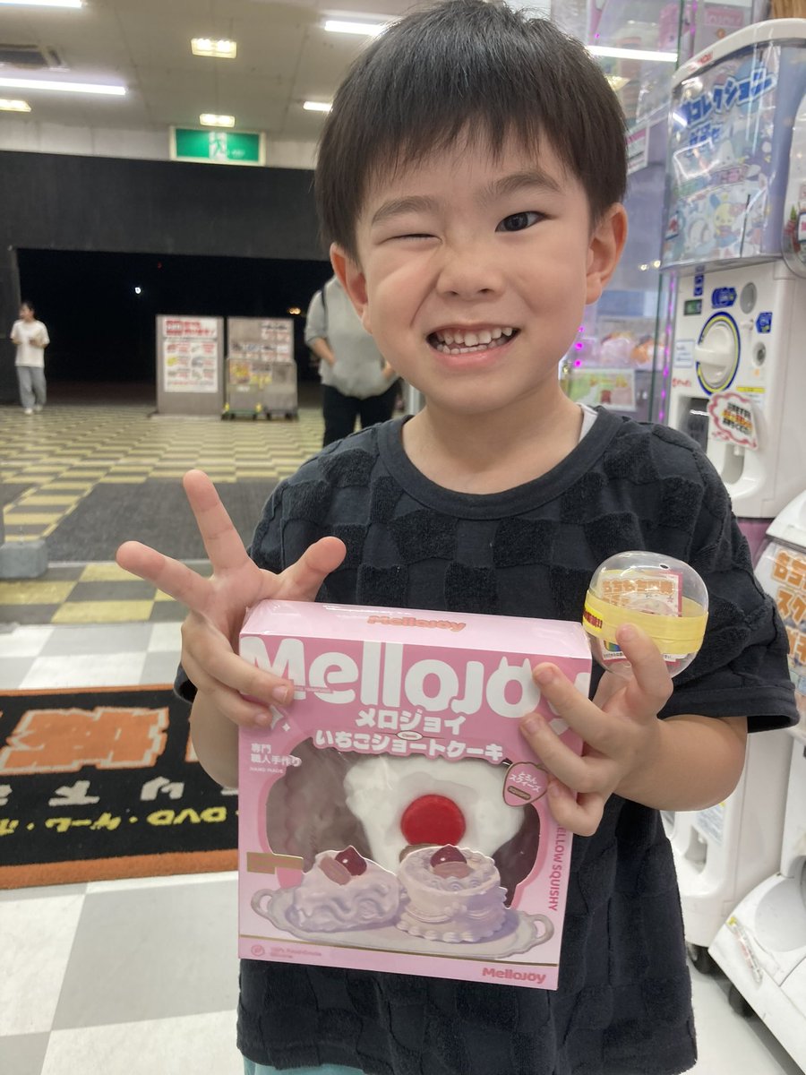 ysdaaa_ice's tweet photo. 500円ガチャで
S賞メロジョイ(？)スクイーズ(？)
GETした息子すごくない🥹？

ケーキの選んでた🎂❣️ https://t.co/QjJthmArBv