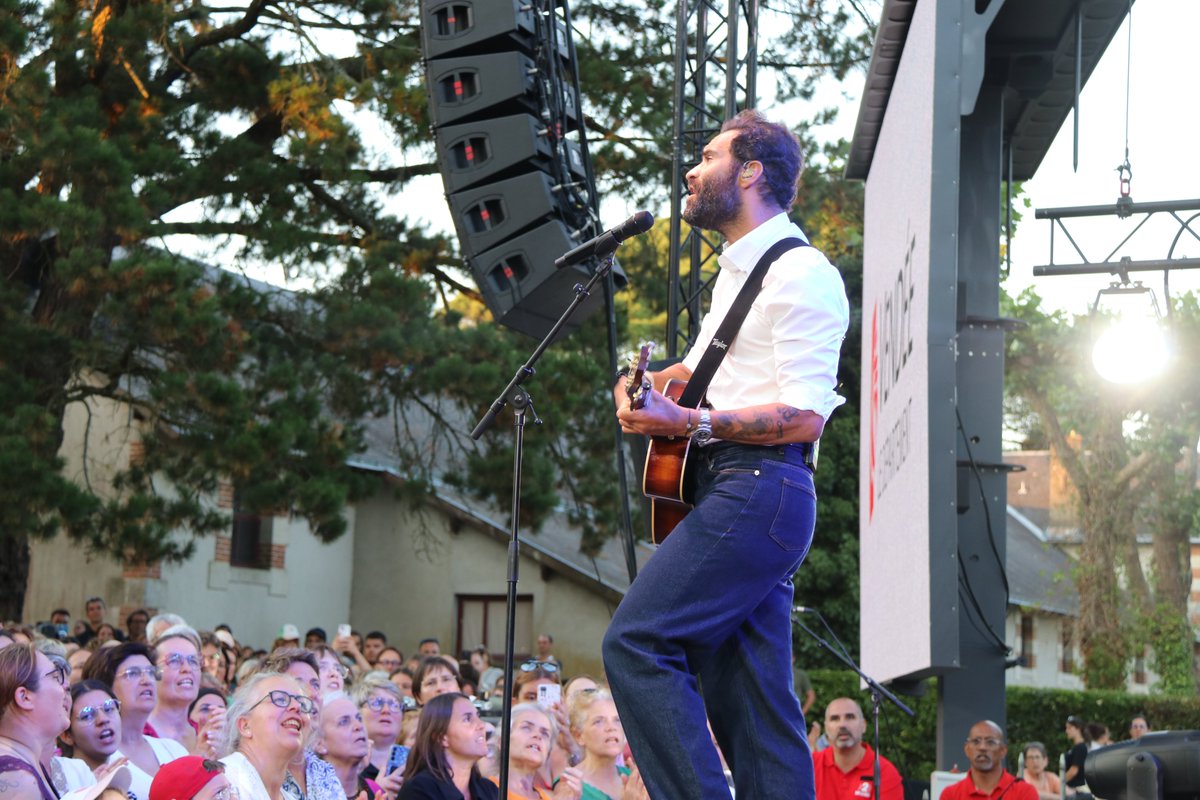 DepVendee's tweet photo. 😍 Ycare sur les chemins de Vendée : retour en vidéo sur cette aventure exceptionnelle !

🎶 Le chanteur Ycare a parcouru 300 km à pied à travers le département et proposé des concerts au plus près du public.

➡️ Retour sur cette aventure unique : https://t.co/mFxNKdUTVj https://t.co/DhIZ7fbrI2