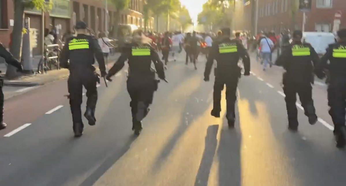 diplomatikstji's tweet photo. Hollanda polisi, Hollanda’yı mağlup eden Faslıların kutlamasına müdahale etti.

Olay sırasında çok sayıda Faslının kemikleri kırıldı ve çeşitli yaralanmalar oldu.

Daha sonra yaralılar kendi imkanları ile hastaneye gitti.

 +18 https://t.co/L6J5j9qQAU