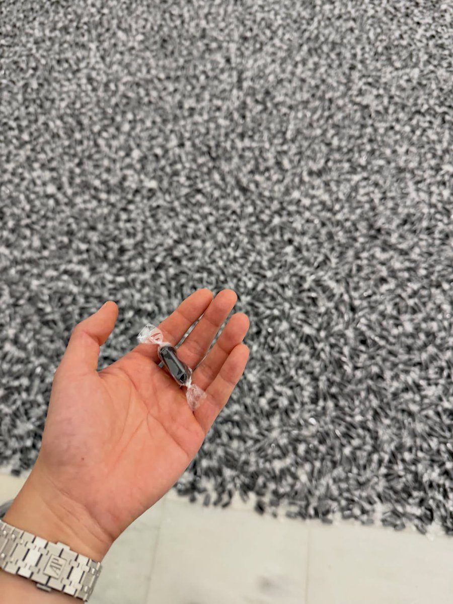 uRMyseason's tweet photo. #rkive 마드리드의 Museo Nacional Centro de Arte Reina Sofía

레이나 소피아 미술관에서 열린 《Felix Gonzalez-Torres: Dulce Venganza (Sweet Revenge)》 전시. 이 작품은 바닥에 175파운드(약 79kg)의 사탕을 쌓아두는데, 그 무게는 에이즈로 세상을 떠난 그의 연인의 건강했을 당시 체중을 의미. 관람객은 사탕을 자유롭게 가져갈 수 있고, 사탕 더미는 점점 줄어들다가 전시 측에서 다시 채워 넣어. 이 과정이 연인의 병과 죽음, 그리고 기억과 사랑의 지속을 상징. 정말 가보고싶은 전시들 중 하나야