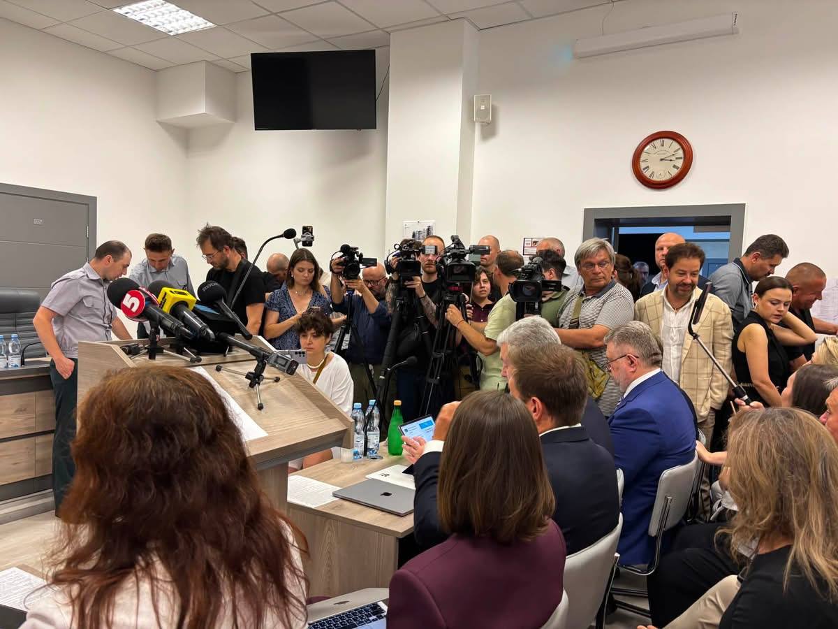13Hellis_13's tweet photo. Сьогоднішнє засідання за позовом Порошенка до Зеленського щодо незаконних санкцій було 3 (три) хвилини і … судді оголосили перерву ще на 12 діб (до цього брали 2 місяці) Бояться оголошувати?
Вангуйте, що вигадають ще через 12 діб. Бо сміялися вже навіть дипломати, яки прийшли. https://t.co/vzahq7FzMu