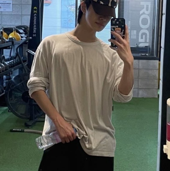 baekdeerr's tweet photo. leo's figure reminds me of the legendary gym mirror selfie... https://t.co/MeI6jpbm2V