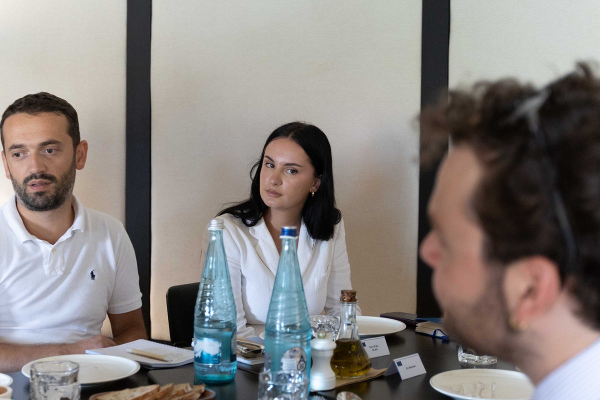 EUKosovo's tweet photo. 🇪🇺@eu_enlargement_'s Director for WB @VSuperti discussed the rule of law, civil society’s role in 🇽🇰Kosovo's 🇪🇺integration, ongoing reforms &amp; taking full advantage of opportunities offered by the EU #GrowthPlan with Genc Nimoni, KJC&amp;KPC Chairs, anti-corruption actors &amp; CSO reps. https://t.co/uuFDrCcLj7
