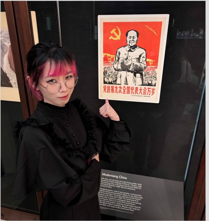VicenteLopez007's tweet photo. Una camarada frente a un póster de Mao. https://t.co/e32r6hDEP0