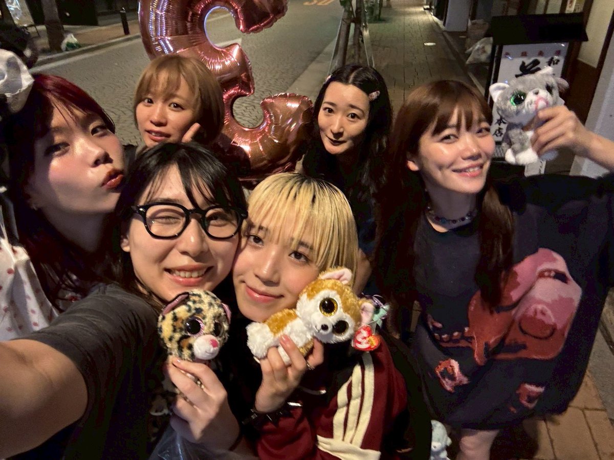 aina_BiSH's tweet photo. 解散して3周年だ〜！
会えるのが楽しみすぎて3の風船買って
みんなっぽいぬいぐるみを選んでたら
待ち合わせ場所に遅刻しました🤣　

BiSHと清掃員ずっとだいすき。 https://t.co/qMY5mRFUhO