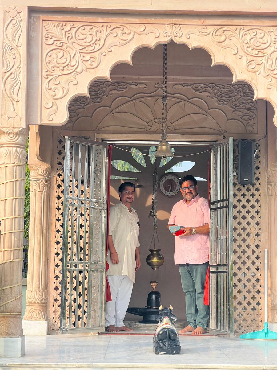 ajayshukla2020's tweet photo. Academic Level-15 पर सीनियर  प्रोफेसर का पद  प्राप्त होने के उपरांत सबसे पहले भगवान के श्रीचरणों में उपस्थित होकर कृतज्ञता अर्पित की, आशीर्वाद लिया । इसके पश्चात माता-पिता के चरण स्पर्श कर उनका आशीर्वाद प्राप्त किया। https://t.co/UsbIyoVVEc