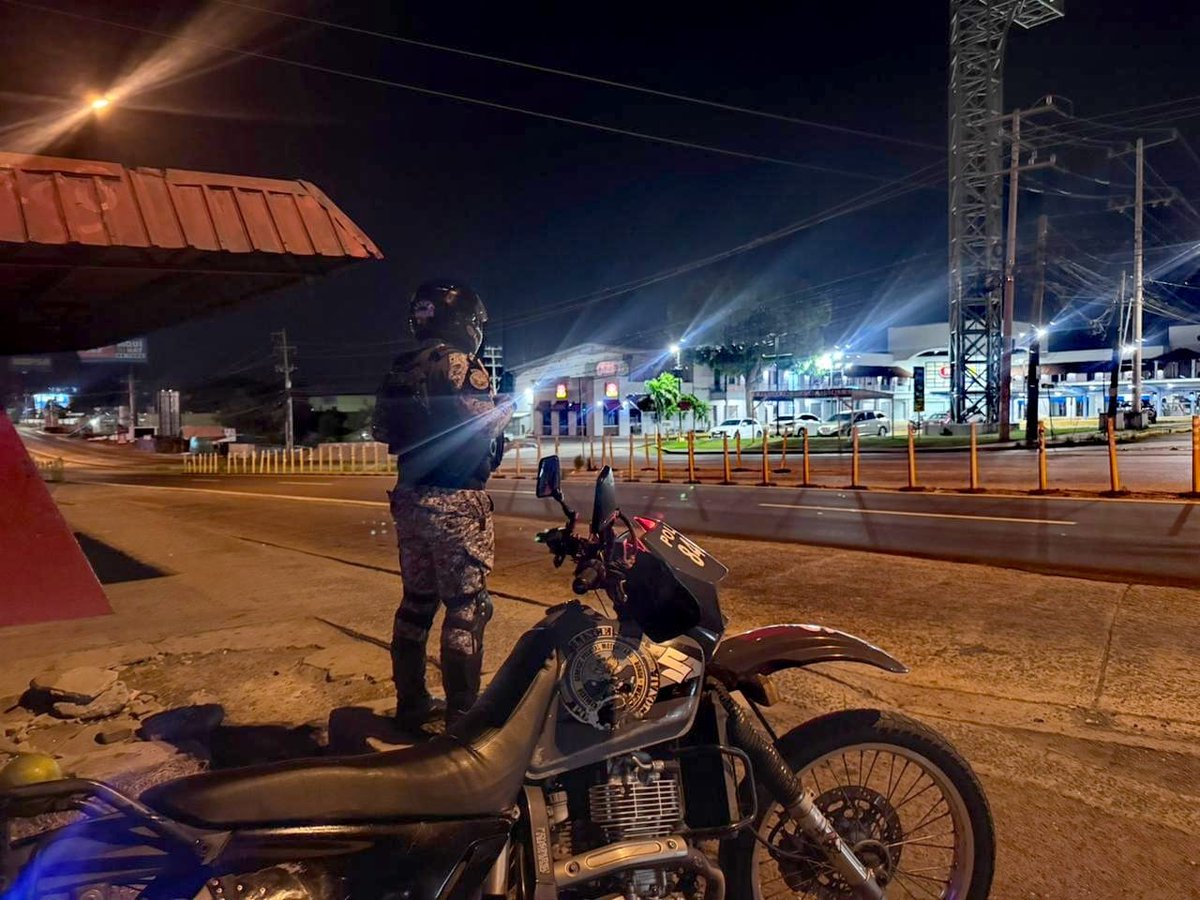 policiadepanama's tweet photo. #ZPChame | Comprometidos con nuestra ciudadanía nos mantenemos realizando acciones policiales preventivas como #ParadasSeguras, con el objetivo de mantener la sana convivencia pacífica y prevenir el delito. #DiosYPatria https://t.co/j2VTXl9h8l