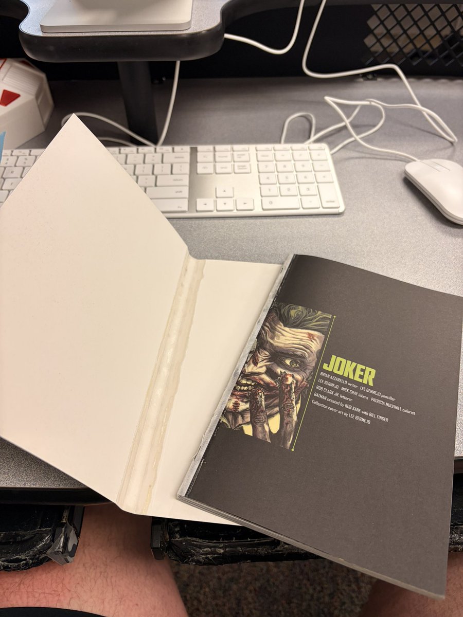 kingofmagnets5's tweet photo. @darkdefective I went to B&amp;N on my lunch and get back to work and this happens :/ 
I will say it’s the only one of my 10 compacts that’s had issues tho https://t.co/nt7qTGDKPf