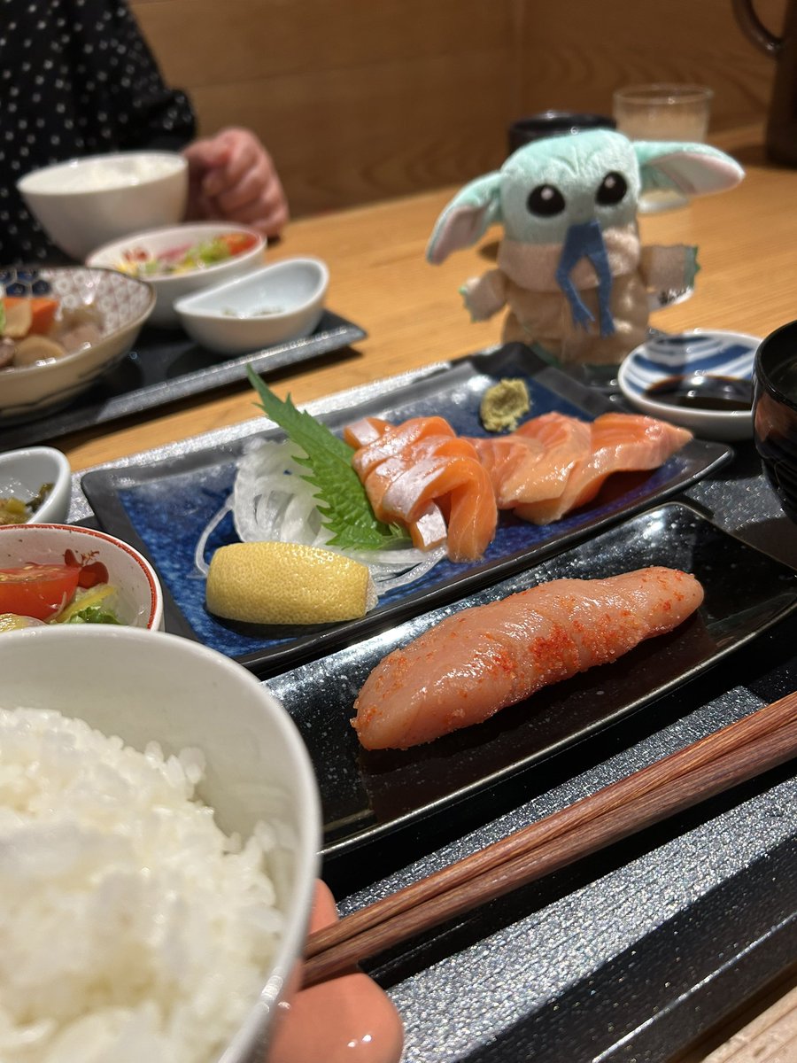 noririn0614's tweet photo. 7.チャプター20:布教
アンパンはSWの映画作品を履修済みの友を伴い、マンダロリアンの映画を鑑賞する。
8.チャプター21:幻覚
鑑賞後、アンパンは友を困惑させる。
「面白かった。グーちゃん可愛かった！」
「それは当然として、Xウイングのパイロットに鶴瓶師匠おったやんな？」
「…え？なんて？」 https://t.co/nNxbuG3Vhe