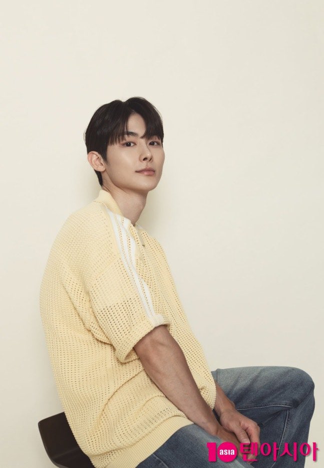 infodrakor_id's tweet photo. #LeeSeungGyu (anak dewan - pelaku bullying di episode 1 Teach You a Lesson) mengaku kaget ternyata adegan terjebak dalam kobaran api ternyata real bukan CG 

Lee Seunggyu bilang pas baca naskah dia ngira efek CG doang, eh pas dateng ke lokasi malah ada petugas 119 sama jeriken bensin. Dia langsung panik, "lah ini beneran dibakar?"

Dia sampai ngerasain panas api secara langsung dan bercanda kalau waktu itu rasanya seperti dipanggang. Meski serem, katanya justru lebih gampang buat masuk ke emosi adegan karena situasinya terasa nyata.

https://t.co/5v0w1TEEW1