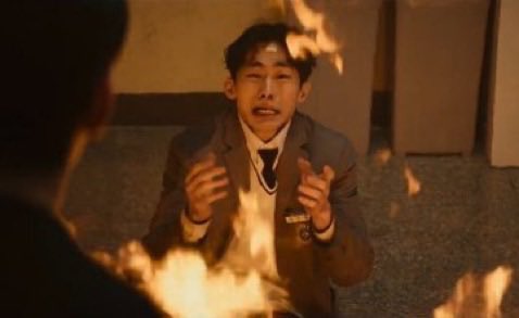 infodrakor_id's tweet photo. #LeeSeungGyu (anak dewan - pelaku bullying di episode 1 Teach You a Lesson) mengaku kaget ternyata adegan terjebak dalam kobaran api ternyata real bukan CG 

Lee Seunggyu bilang pas baca naskah dia ngira efek CG doang, eh pas dateng ke lokasi malah ada petugas 119 sama jeriken bensin. Dia langsung panik, "lah ini beneran dibakar?"

Dia sampai ngerasain panas api secara langsung dan bercanda kalau waktu itu rasanya seperti dipanggang. Meski serem, katanya justru lebih gampang buat masuk ke emosi adegan karena situasinya terasa nyata.

https://t.co/5v0w1TEEW1