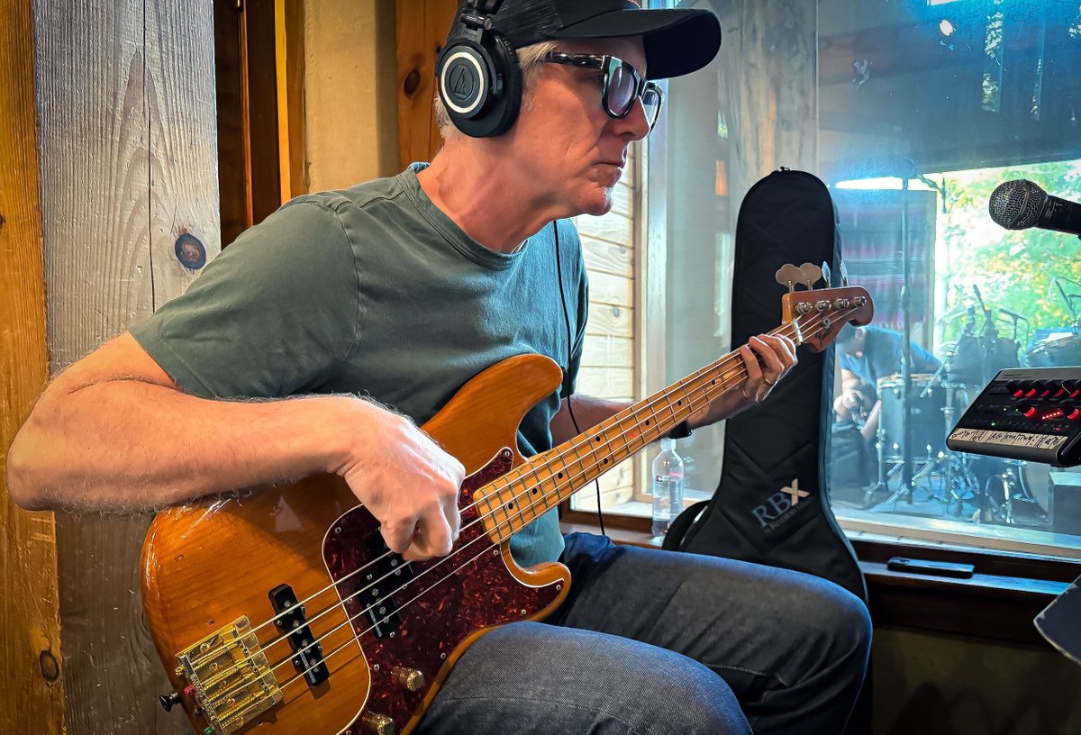 darkhorseinst's tweet photo. Last week, our Commercial Songwriting students in Jimmy Thow's class took a huge step in bringing their music to life, tracking five original songs at Dark Horse Recording. https://t.co/016dfEYQIM