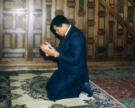 enesovat22's tweet photo. Did you know Muhammad Ali cheated on his wife with a 16 year old in 1973? 

Muhammad Ali was 32 at the time. https://t.co/BN4DWYt7Us