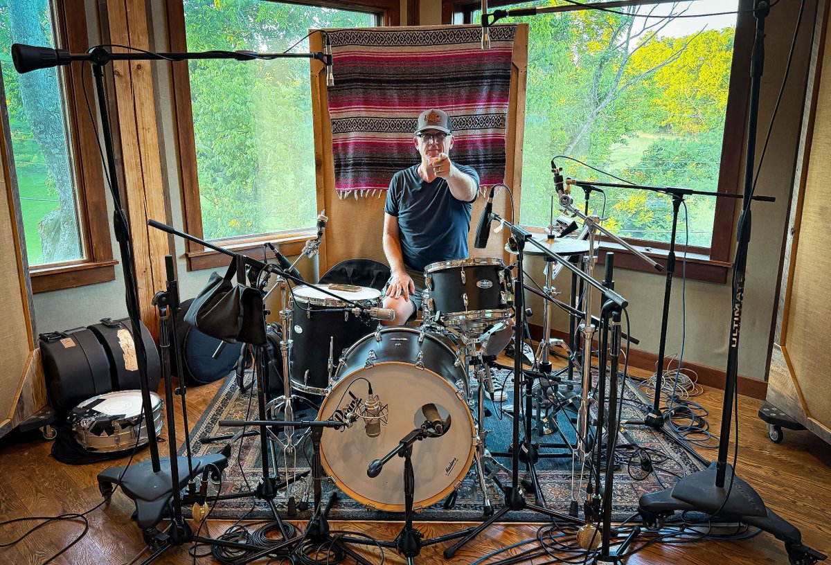 darkhorseinst's tweet photo. Last week, our Commercial Songwriting students in Jimmy Thow's class took a huge step in bringing their music to life, tracking five original songs at Dark Horse Recording. https://t.co/016dfEYQIM