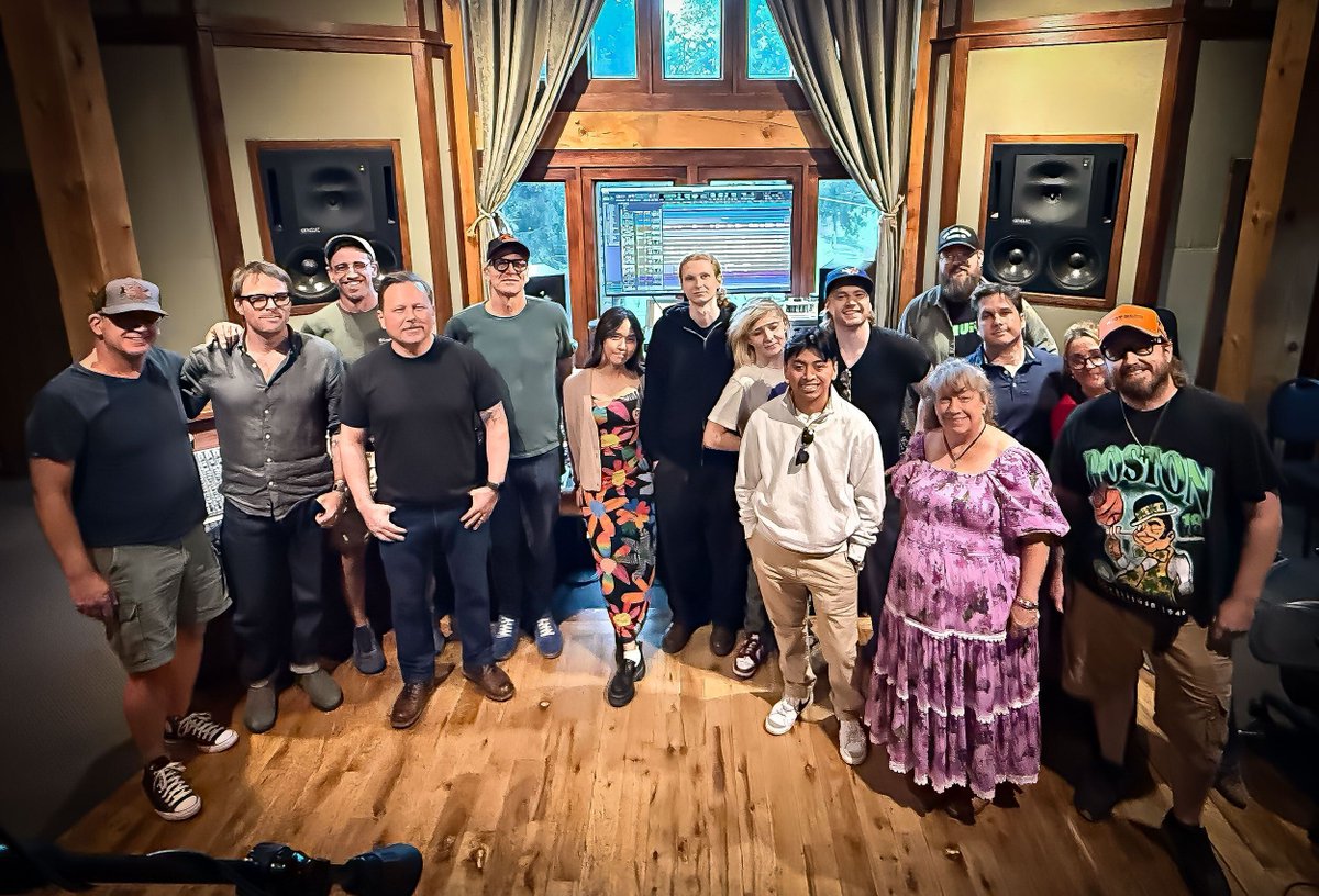 darkhorseinst's tweet photo. Last week, our Commercial Songwriting students in Jimmy Thow's class took a huge step in bringing their music to life, tracking five original songs at Dark Horse Recording. https://t.co/016dfEYQIM
