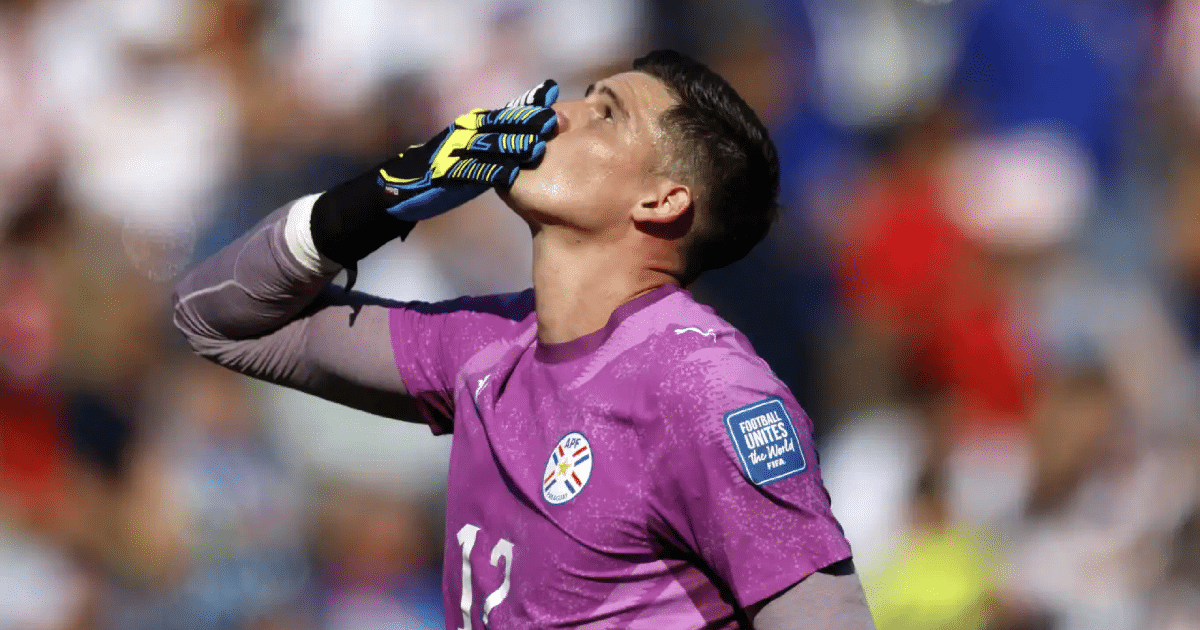 EPInoticias's tweet photo. ⚽ #Fútbol #Albirroja Gill le respondió a Chilavert de la mejor manera

9.9 contra 9.1. La cancha contestó por él.

📊 Según Sofascore, Orlando Gill firmó la mejor calificación de un paraguayo en la historia de los Mundiales: 9.9, la nota más alta de todo el torneo. Superó el 9.1 que Chilavert había logrado ante Eslovenia en Corea-Japón 2002. Atajó dos penales en la tanda contra Alemania y sacó 4 de 5 pelotas de gol en los 120 minutos.

🎙️ "El chico Gill no habla, juega mudo, y el fútbol es comunicación", había lanzado Chilavert en la previa. La respuesta del arquero, antes del partido: "Yo pateo también, en Paraguay tengo cuatro goles." La definitiva la dio en cancha.

🧵 Continúa abajo