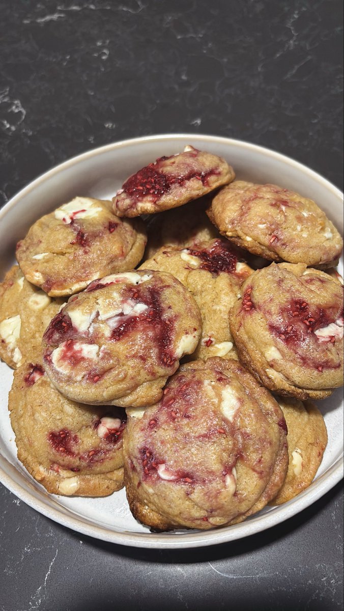 BigHairConnoiss's tweet photo. Things I baked this year 
Brown butter sea salt chocolate chip 
Raspberry white chocolate 
Buttermilk biscuits 
Classic cinnamon rolls https://t.co/vKwpXytRmG