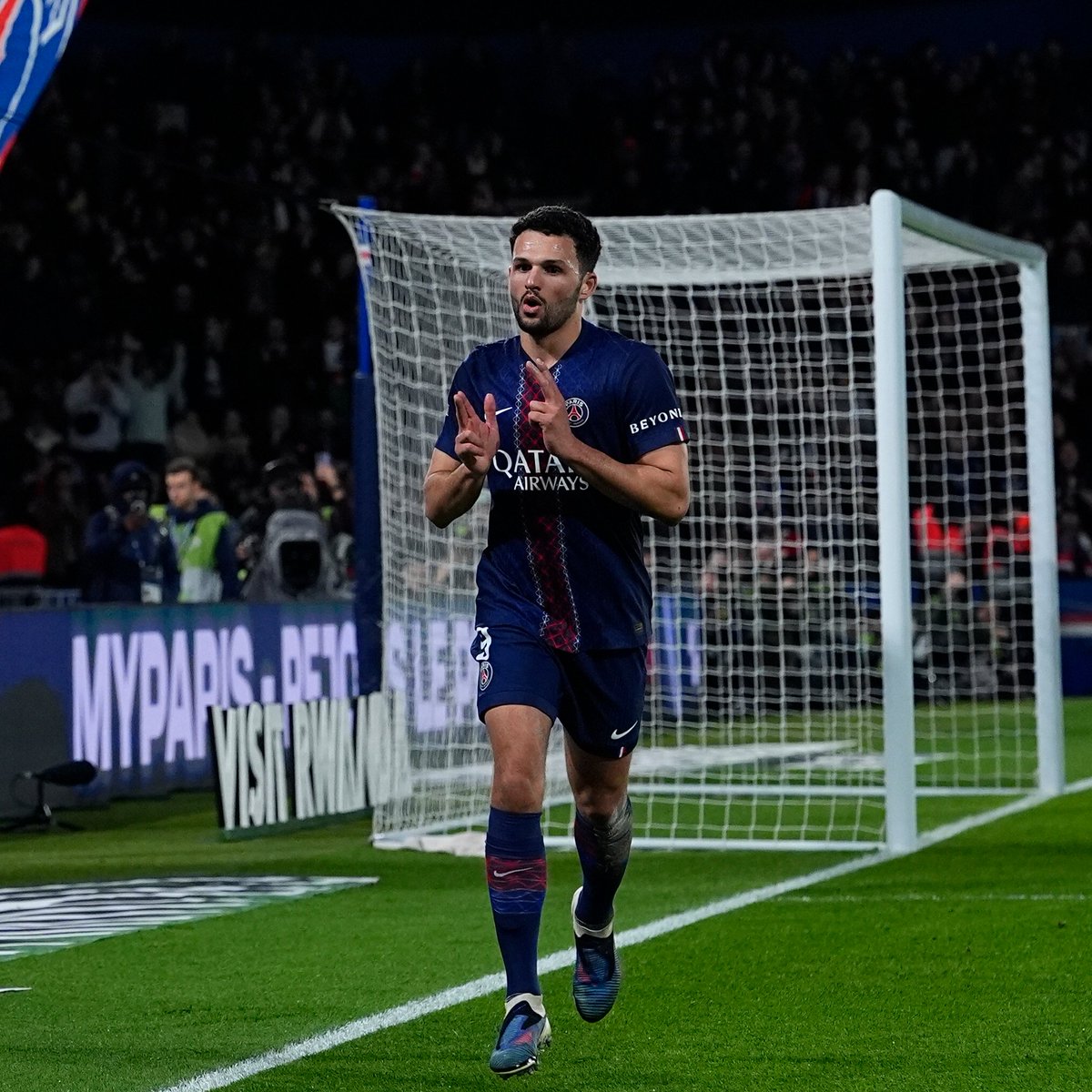 PSG_inside's tweet photo. Gonçalo Ramos rejoint l'AC Milan.

Après trois saisons passées au Paris Saint-Germain et pas moins de 12 trophées remportés dont deux Ligue des champions consécutives, Gonçalo Ramos s’engage avec l’AC Milan, dans le cadre d’un transfert définitif.

🗞️ https://t.co/6gwPO7i57n https://t.co/KlnheKIX8E
