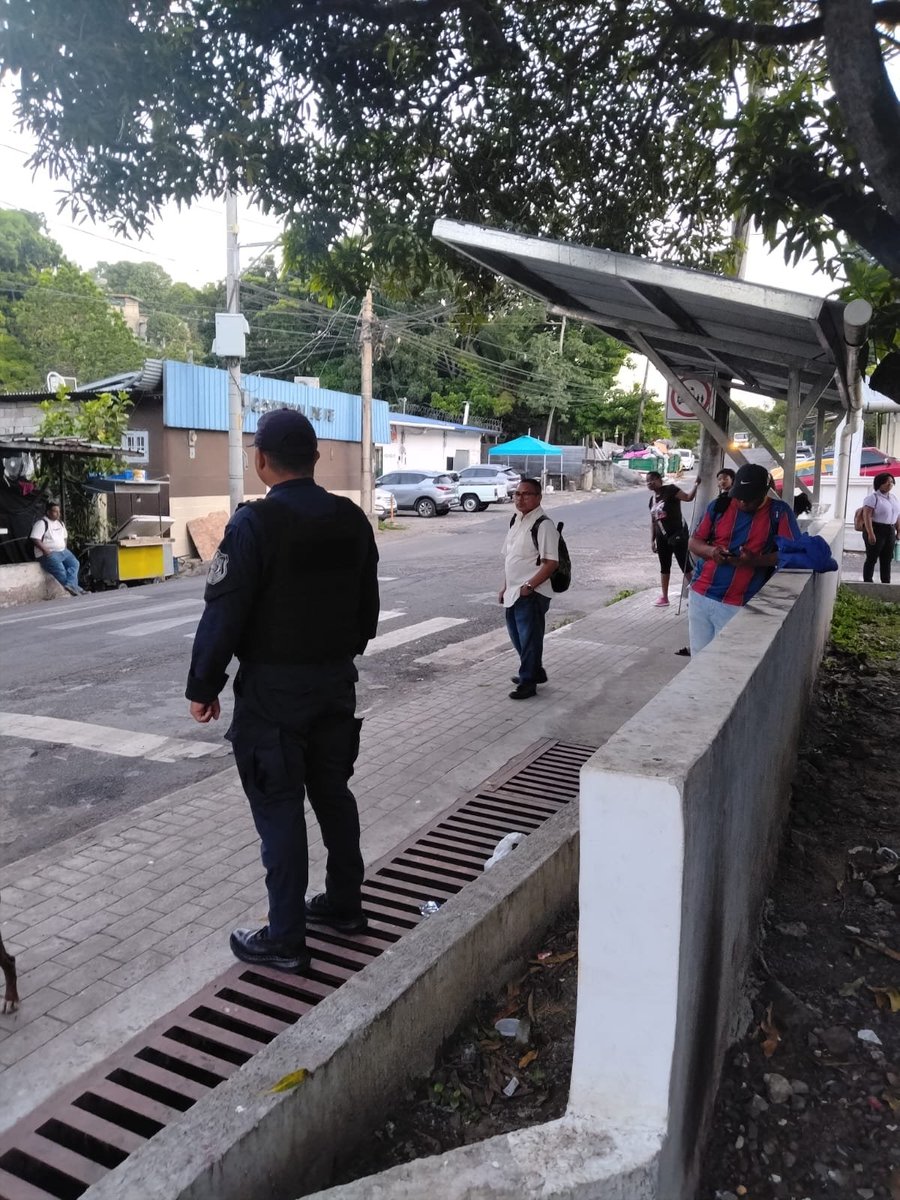 policiadepanama's tweet photo. #ZPSanMiguelito | Desde tempranas horas, mantenemos acciones preventivas de #ParadasSeguras, con el fin de mantener la seguridad de todos los ciudadanos. #TuPoliciaAmiga https://t.co/QHHHfCPze0