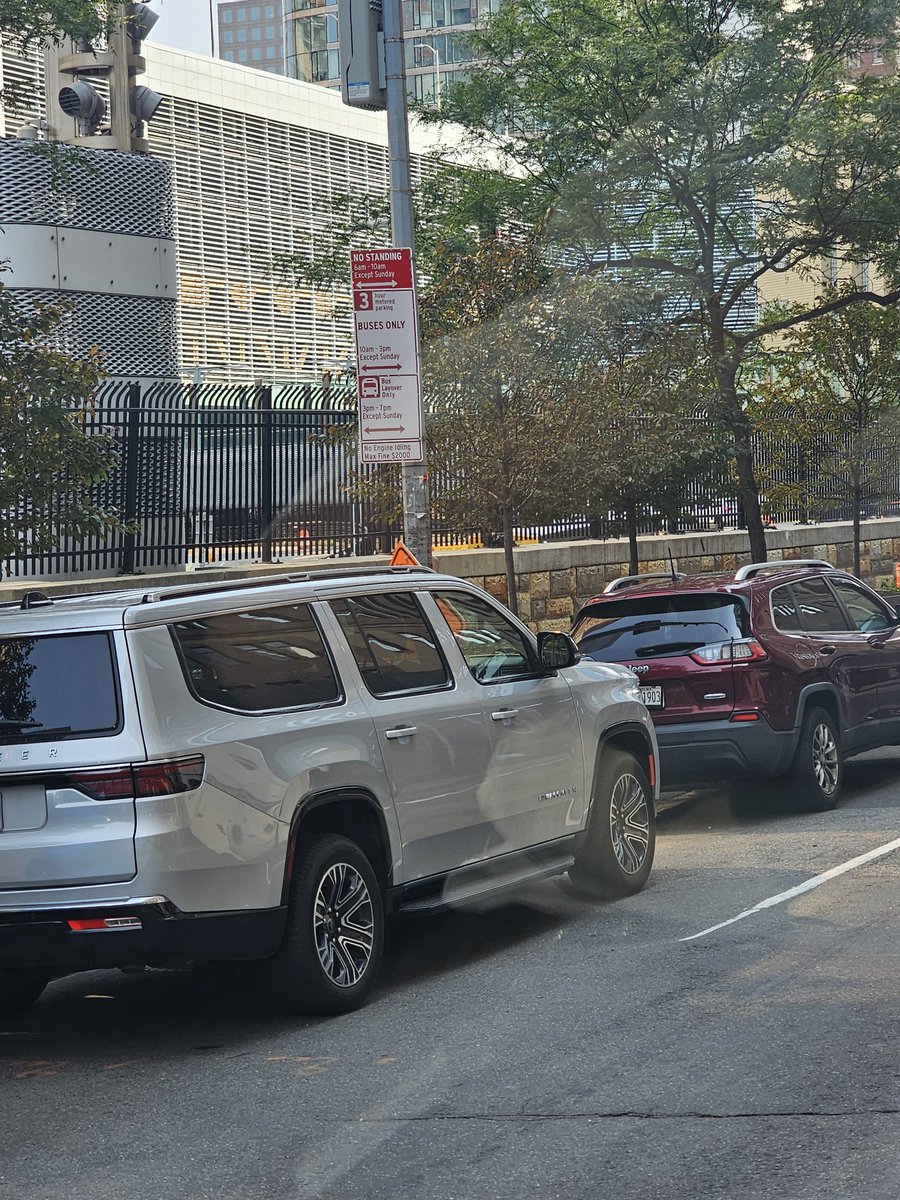 milkfacebstrd2's tweet photo. @NYC_DOT @NYCMayor @NYCMayorsOffice @NYPDPC @1010WINS @MTA 
Greenwich St., btwn Battery &amp; Morris, opposite DMV. Bus 🚌 Parking, clearly marked never
enforced. Why? https://t.co/1rQQsplgga