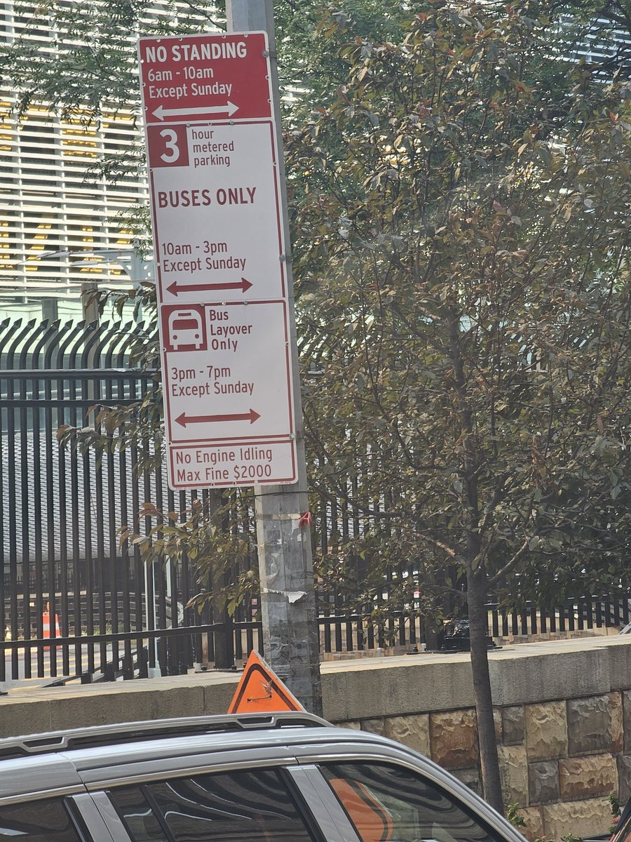milkfacebstrd2's tweet photo. @NYC_DOT @NYCMayor @NYCMayorsOffice @NYPDPC @1010WINS @MTA 
Greenwich St., btwn Battery &amp; Morris, opposite DMV. Bus 🚌 Parking, clearly marked never
enforced. Why? https://t.co/1rQQsplgga