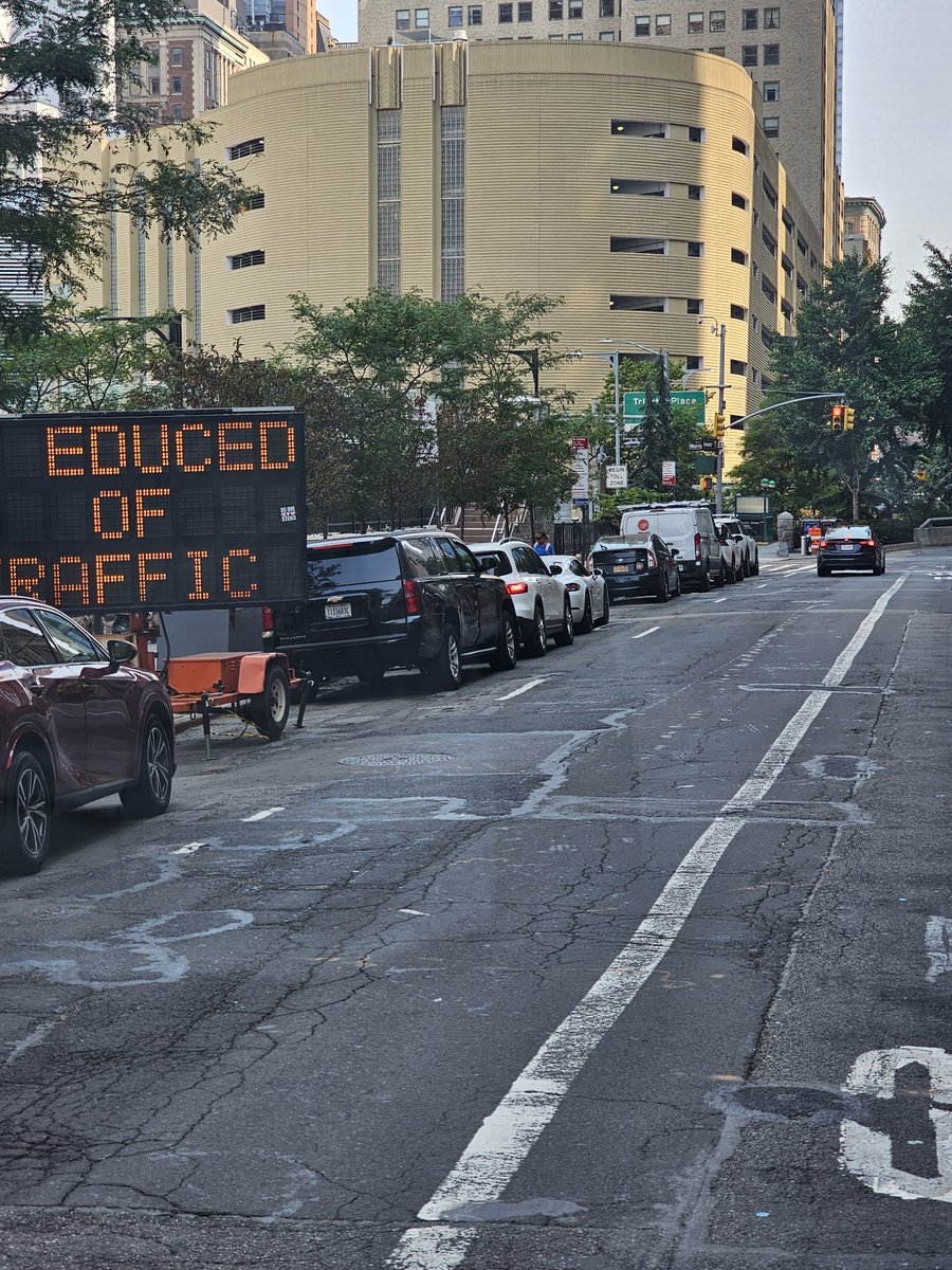 milkfacebstrd2's tweet photo. @NYC_DOT @NYCMayor @NYCMayorsOffice @NYPDPC @1010WINS @MTA 
Greenwich St., btwn Battery &amp; Morris, opposite DMV. Bus 🚌 Parking, clearly marked never
enforced. Why? https://t.co/1rQQsplgga