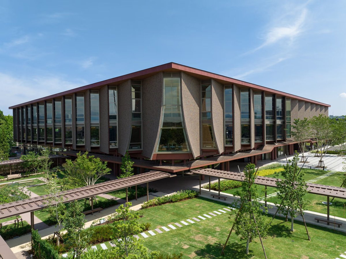 ELLEDECOR_Japan's tweet photo. 【全国】建築もカフェも楽しめる、滞在型図書館10選📚
https://t.co/KsYuuT3CzF

近年の図書館は、本を読むための場所から、長く滞在したくなる空間へと進化。ここでは、全国にある滞在型図書館に併設されたカフェを紹介！建築としての魅力とカフェの心地よさを併せ持つ場所を厳選した。 https://t.co/6CGlPjjtuZ