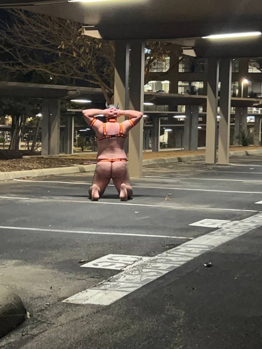 ServiceWorg's tweet photo. Presenting in the office parking lot.

#teamlocked #exhib #pupplay #cruising #risky #chastity #public #publicexhib #teamexhib #gayexhib #exhibitionist https://t.co/342JU1CGLg