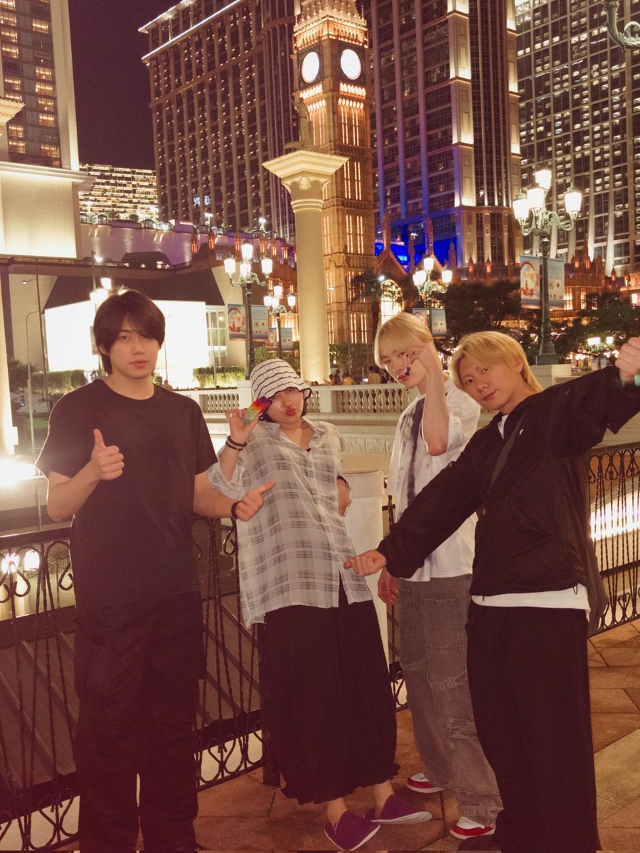 screaminsomnia's tweet photo. me and the boys https://t.co/kXhYfrLvoy