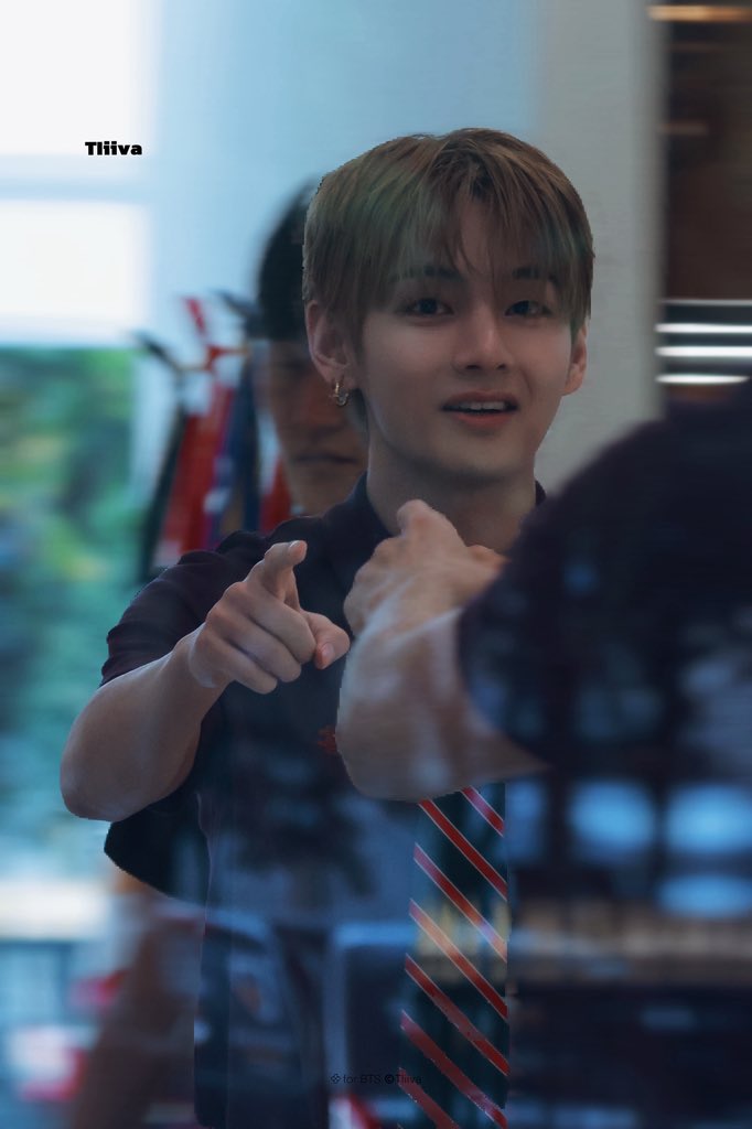 Jeonthv3001's tweet photo. น้องแทน่ารักเนาะว่ามั้ยจองกุก

V FOR CELINE FASHION SHOW 
TAEHYUNG TAEHYUNG 

#TAEHYUNGxCELINE #CELINESS27
#VxCelineSS27 @celineofficial https://t.co/AoJdPyv4Rk