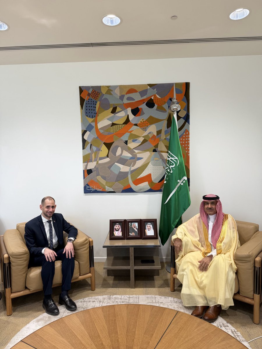EmbaColArabia's tweet photo. El Embajador @rayanelbarkachi se reunió con el Subsecretario para Asuntos Consulares del Reino, el Embajador Dr. Mohammed Abdul Rahman Al-Shammari y presentó un MoU para la exención de visas para pasaportes ordinarios. También se acordó fortalecer la atención a los colombianos https://t.co/zEUEUFPRX1