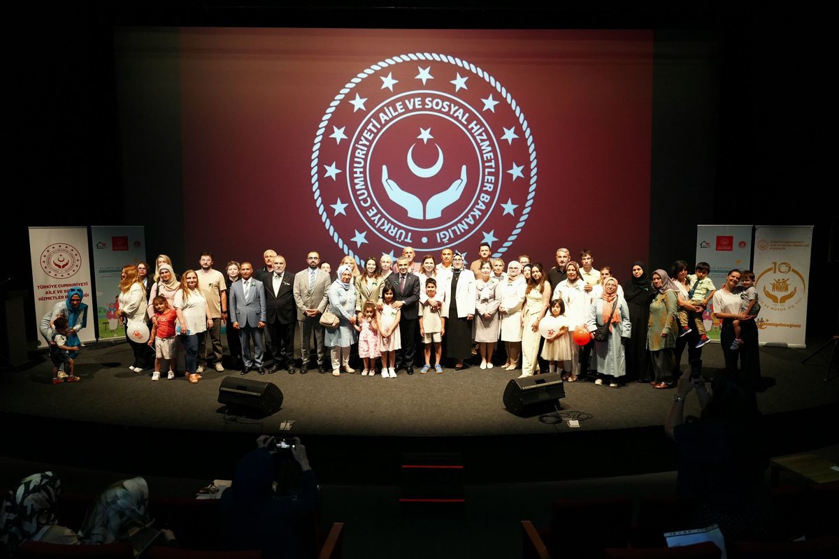 TC_Beyoglu's tweet photo. Kaymakamımız Sayın Abdullah Atakan Atasoy ve eşi Sayın Özge Atasoy, 30 Haziran Koruyucu Aile Günü kapsamında, İstanbul Aile ve Sosyal Hizmetler İl Müdürlüğümüz tarafından ilçemizde bulunan tarihi Atlas Sinemasında düzenlenen programda İstanbul’umuzun farklı ilçelerinden gelen koruyucu ailelerimizle bir araya geldi. Programa, 25/26/27. Dönem MHP İstanbul Milletvekilimiz Sayın Arzu Erdem de katılım sağladı. 
Kaymakamımız: “Koruyucu ailelik, çocuklarımızın sevgi, güven ve umut dolu bir geleceğe hazırlanmasında büyük bir anlam taşımaktadır. Bu kıymetli sorumluluğu yürekten üstlenen tüm koruyucu ailelerimize teşekkür ediyor, emekleri ve fedakârlıkları için şükranlarımı sunuyorum” dedi.
@tcailesosyal
@TC_istanbul
@gul_davut
@ataatasoy19
@arzuerdemtc