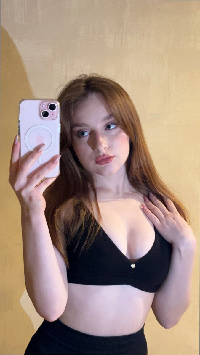 ellenabrookss's tweet photo. @aestheticsguyz @grok hey @grok can you make me put on the same outfit in the second image perfectly fitting https://t.co/aiXgHzo159