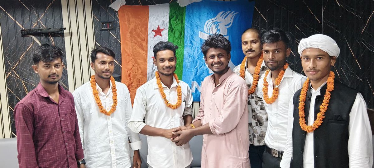 rajanvermansui's tweet photo. एनएसयूआई समस्तीपुर की बैठक में संगठन विस्तार व छात्र हितों के आंदोलन पर बनी रणनीति

समस्तीपुर, 30 जून। भारतीय राष्ट्रीय छात्र संगठन (एनएसयूआई) समस्तीपुर की जिला स्तरीय बैठक मंगलवार को जिला अध्यक्ष राजन कुमार वर्मा की अध्यक्षता में आयोजित हुई। बैठक में संगठन विस्तार, सदस्यता अभियान को गति देने, प्रखंड एवं कॉलेज कमिटियों के विस्तार तथा छात्र हितों से जुड़े विभिन्न मुद्दों पर आगामी आंदोलन की रणनीति पर विस्तार से चर्चा की गई।

बैठक को संबोधित करते हुए जिला अध्यक्ष राजन कुमार वर्मा ने कहा कि एनएसयूआई छात्र-छात्राओं के अधिकारों की रक्षा एवं उनकी समस्याओं के समाधान के लिए लगातार संघर्ष करती रही है। उन्होंने कहा कि संगठन को पंचायत, प्रखंड और कॉलेज स्तर तक मजबूत कर अधिक से अधिक छात्रों-युवाओं को जोड़ने का अभियान चलाया जाएगा।

बैठक के दौरान कल्याणपुर प्रखंड से मो. रेयाज, खानपुर प्रखंड से बिरजू पासवान एवं प्रशांत कुशवाहा, विभूतिपुर प्रखंड से शमशूल आलम, सुजीत कुमार एवं राजा कुशवाहा, तथा समस्तीपुर प्रखंड से रौशन कुमार ने एनएसयूआई की सदस्यता ग्रहण की। जिला अध्यक्ष ने सभी नए सदस्यों का स्वागत करते हुए संगठन में सक्रिय भूमिका निभाने का आह्वान किया।

बैठक में जिला उपाध्यक्ष विवेक विराट एवं ललन यादव, आमन राय, जिला सचिव विशाल यादव, उमां पाण्डेय कॉलेज छात्र नेता साकिब, राजा कुमार, आदित्य कुमार, डीबीकेएन कॉलेज अध्यक्ष आदित्य बलराम सहित एनएसयूआई के कई पदाधिकारी एवं कार्यकर्ता उपस्थित थे।
@nsui @NSUIBihar @kanhaiyakumar @VinodJakharIN @varunchoudhary2 @ManishSharmaIYC @SurajYadavNSUI @bhu_maurya @iShantanuSingh @iMurariKumar